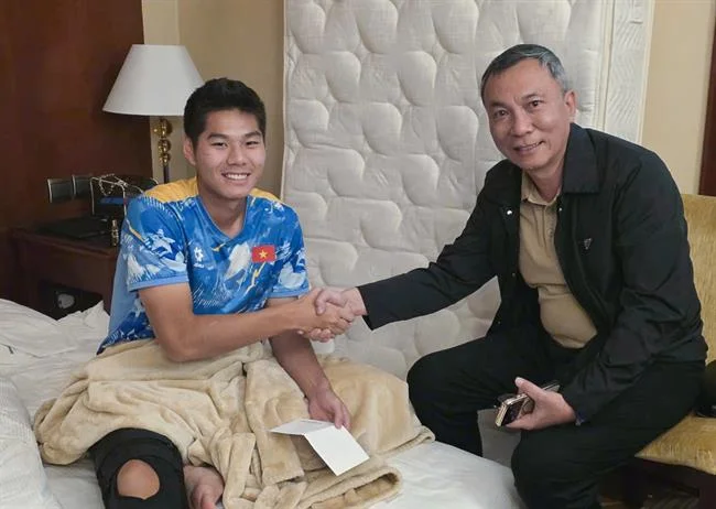 Người chơi nhận thưởng từ khuyến mãi daga68, tượng trưng cho chiến thắng và tiền thưởng
